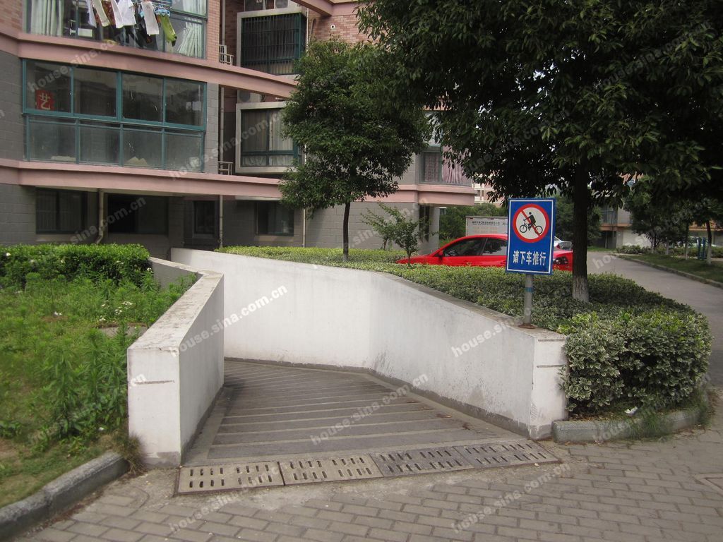 嘉兴名都绿洲_自行车库入口,2012-6-1639024